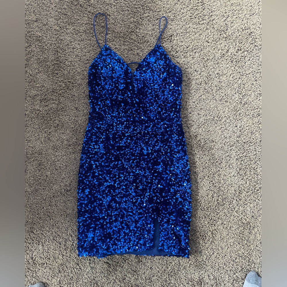 I love this dress so much it’s so pretty and the color is beautiful!!